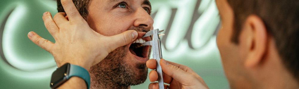 Schöne Zähne in Frankfurt: Veneers, Bleaching